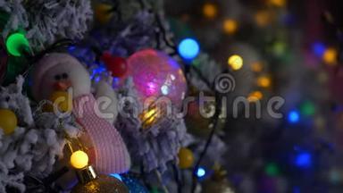 红色和黄色的圣诞球，UFO绿色火球发光的球体和立方体，眨眼灯，质子紫色天使，雪人